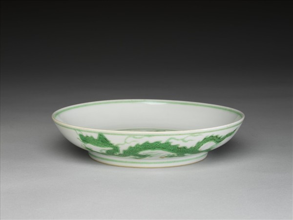 白瓷綠彩雲龍紋盤