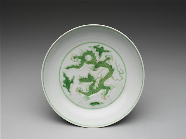 白瓷綠彩雲龍紋盤