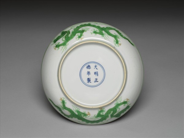 白瓷綠彩雲龍紋盤