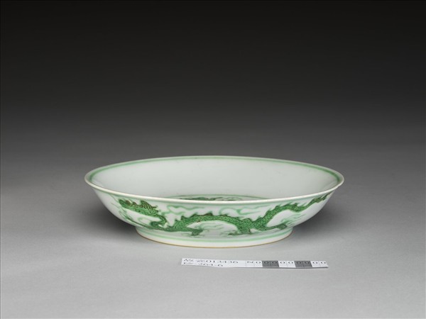 白瓷綠彩雲龍紋盤