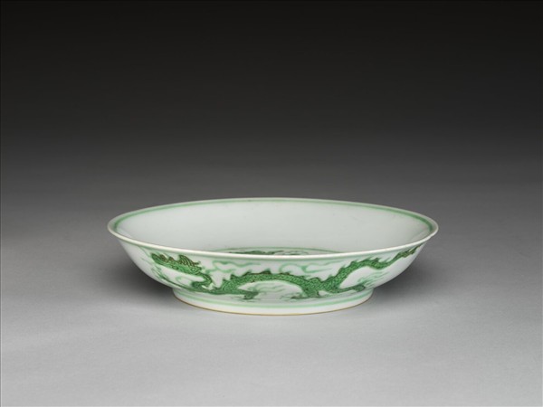 白瓷綠彩雲龍紋盤