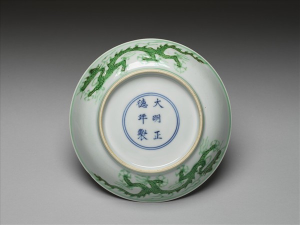白瓷綠彩雲龍紋盤