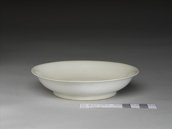 甜白釉番蓮八寶紋碟