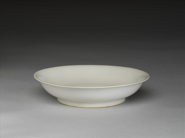 甜白釉番蓮八寶紋碟