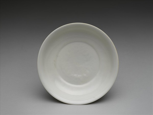 甜白釉番蓮八寶紋碟