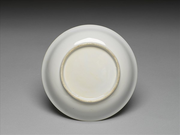 甜白釉番蓮八寶紋碟