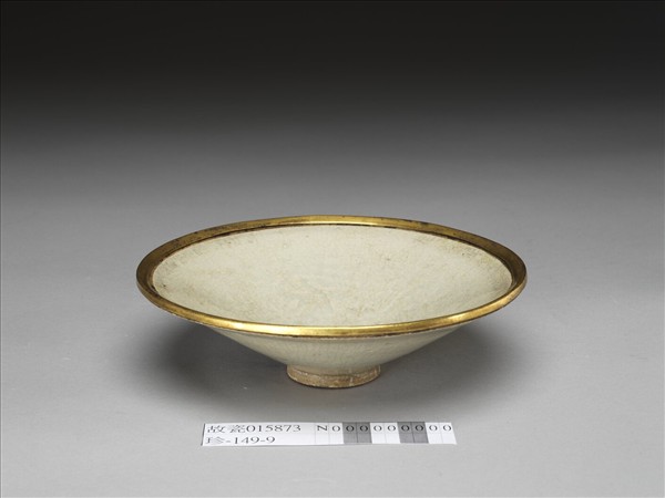 青白瓷劃花花卉紋碗