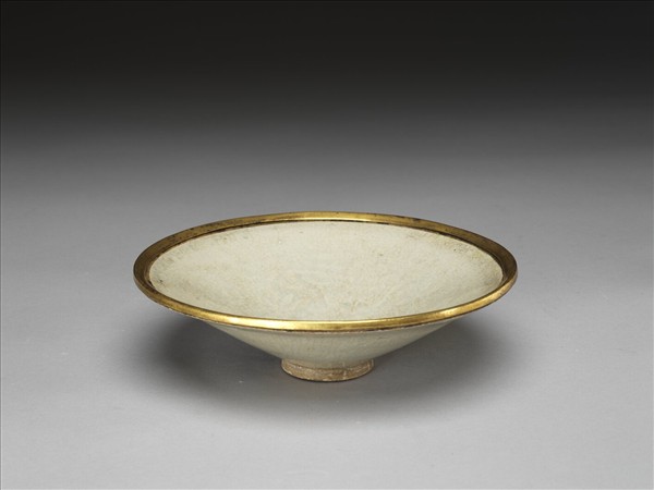 青白瓷劃花花卉紋碗