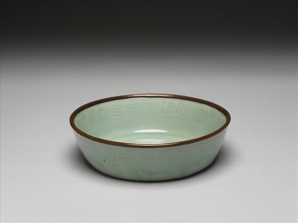 龍泉窯 青瓷劃花雙螭紋洗