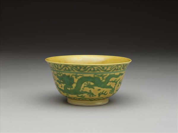 黃地綠彩雙龍戲珠壽字紋碗
