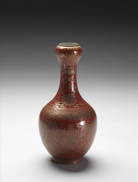 紅地描金番蓮紋蒜頭瓶