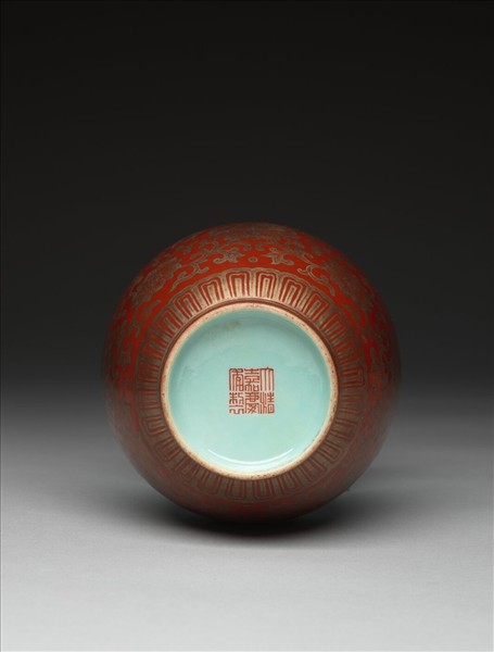 紅地描金番蓮紋蒜頭瓶