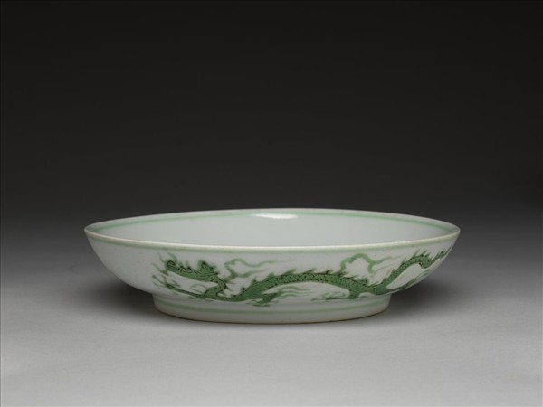 白瓷綠彩雲龍紋盤