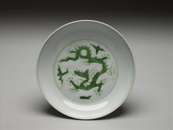 白瓷綠彩雲龍紋盤