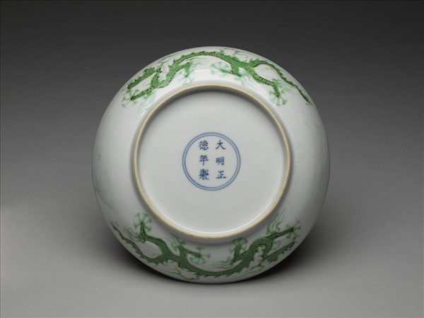 白瓷綠彩雲龍紋盤