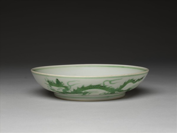 白瓷綠彩雲龍紋盤