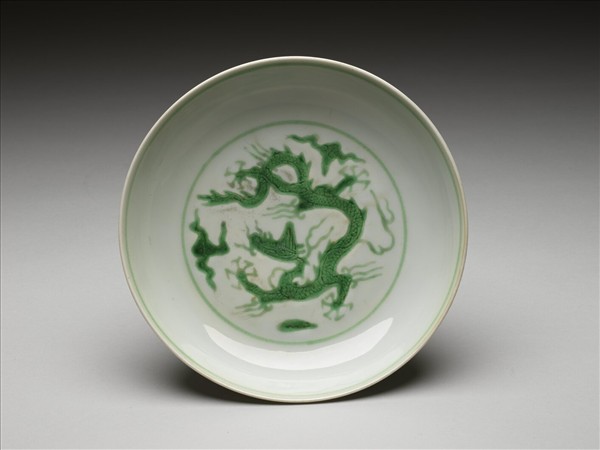 白瓷綠彩雲龍紋盤