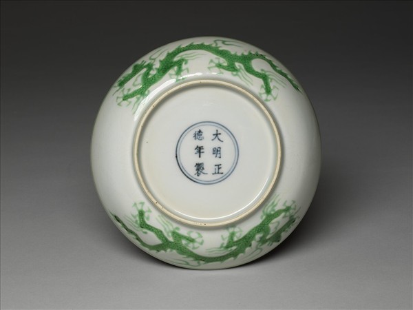 白瓷綠彩雲龍紋盤