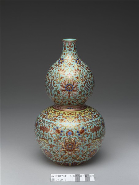 粉彩湖綠地番蓮紋葫蘆瓶