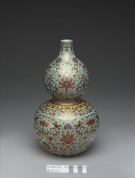 粉彩湖綠地番蓮紋葫蘆瓶