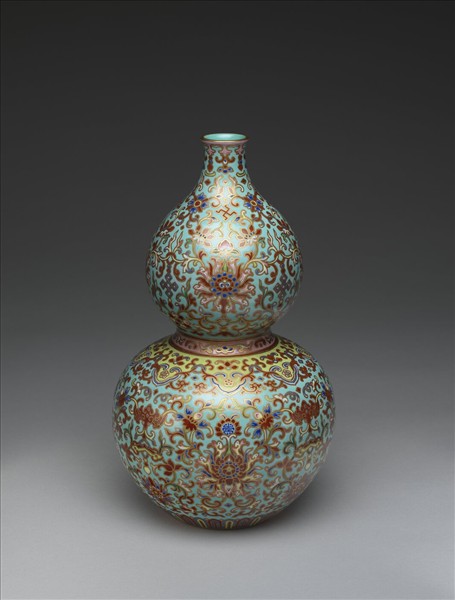 粉彩湖綠地番蓮紋葫蘆瓶