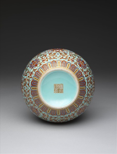 粉彩湖綠地番蓮紋葫蘆瓶