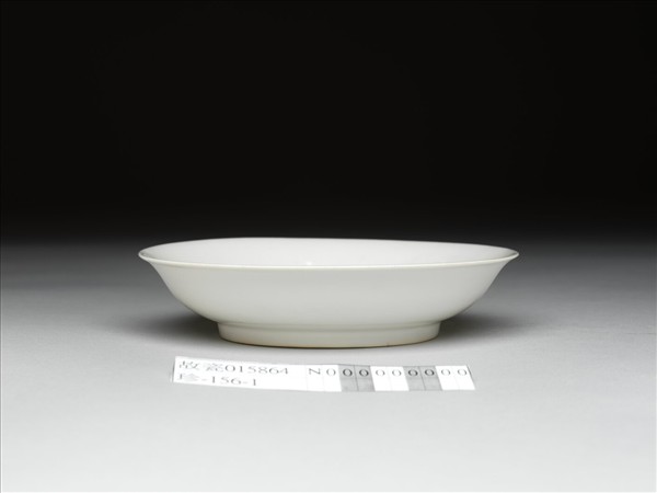 甜白釉番蓮八寶紋碟