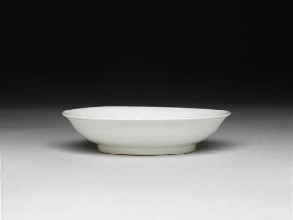 甜白釉番蓮八寶紋碟