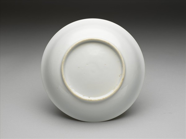 甜白釉番蓮八寶紋碟