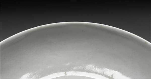 霽青釉白裡雙龍紋盤