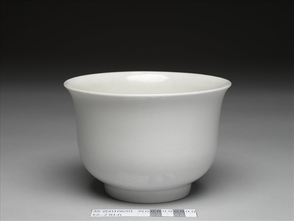 白釉穿花鳳凰紋仰鐘式碗