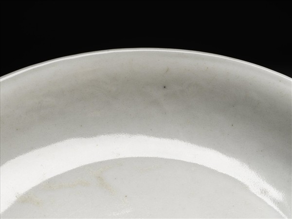 甜白釉雙龍紋盤