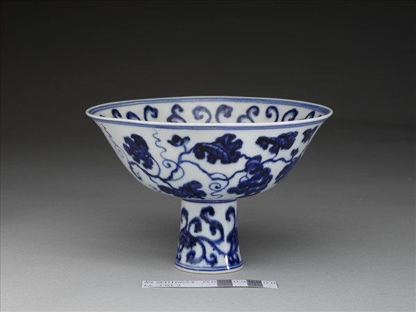 青花靈芝葡萄紋高足碗