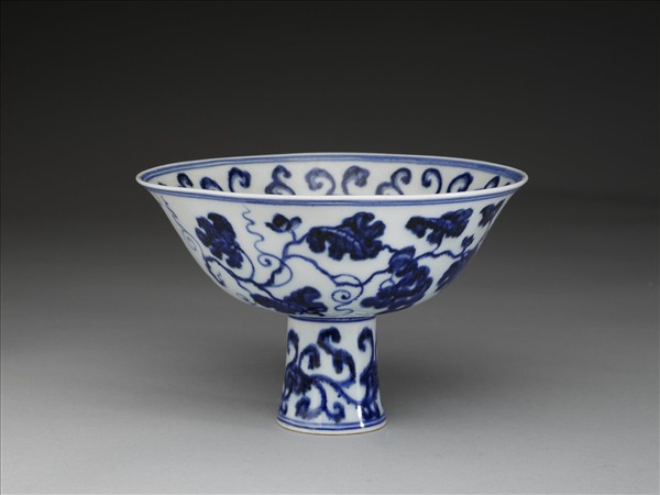 青花靈芝葡萄紋高足碗