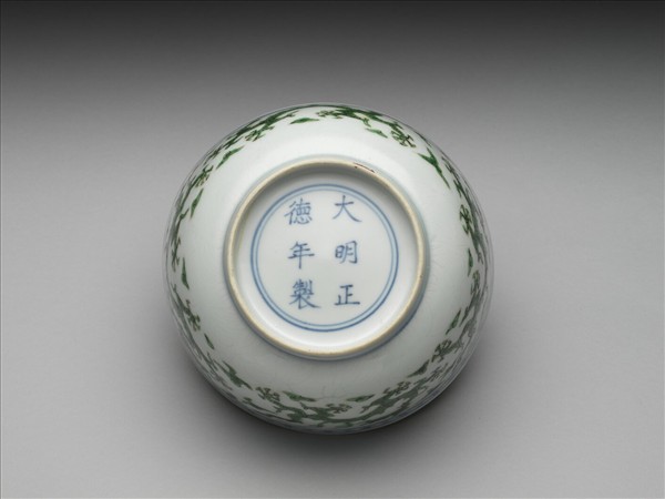 青花綠彩龍紋碗