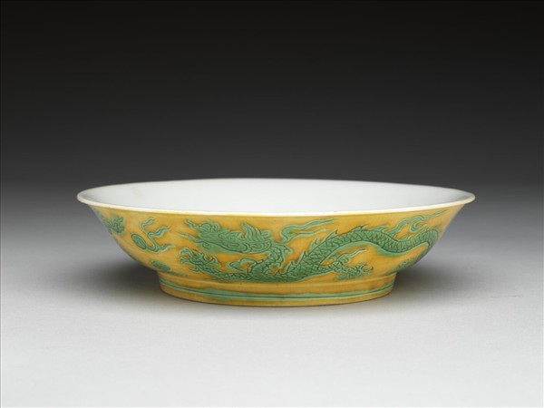 嬌黃釉綠彩雙龍紋碟