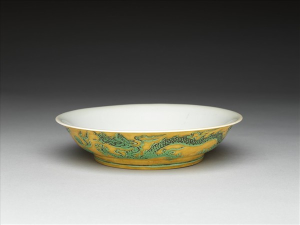 嬌黃釉綠彩雙龍紋碟