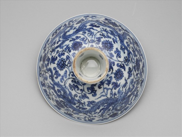 青花番蓮五龍紋高足碗