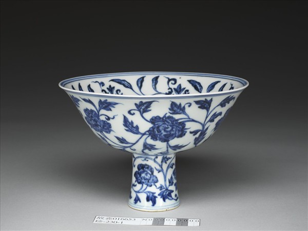 青花轉枝牡丹紋高足碗