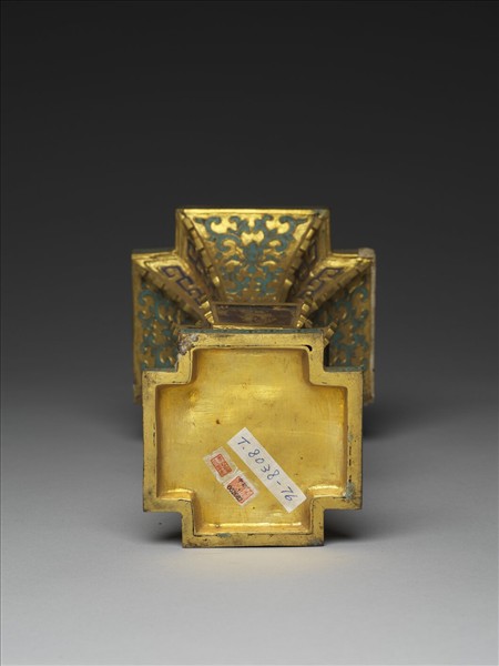 銅鍍金嵌玉及填琺瑯觚(五供)