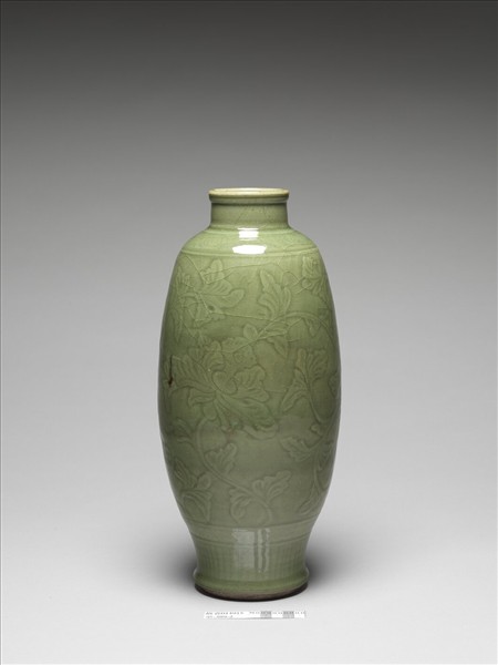 龍泉窯 青釉劃花花卉橄欖瓶