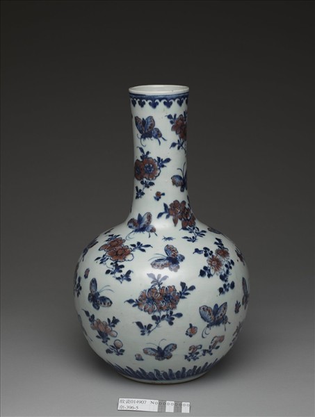 青花釉裡紅花卉蝴蝶紋天球瓶
