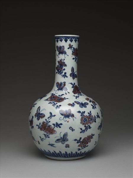 青花釉裡紅花卉蝴蝶紋天球瓶