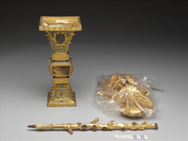 銅鍍金嵌玉及填料觚（五供）