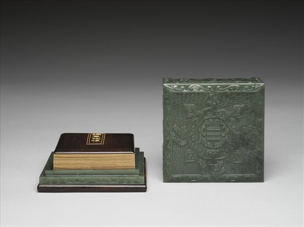 玉雕花乾卦方盒