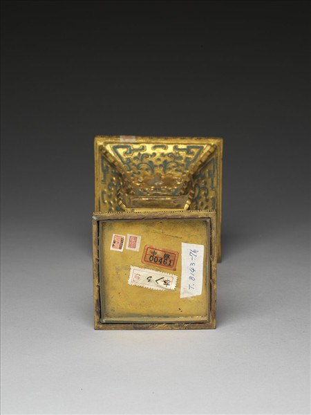 銅鍍金嵌玉及填料觚（五供）