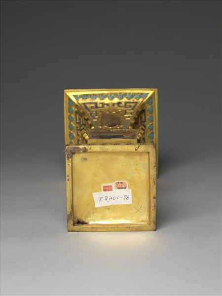 銅鍍金嵌玉及填料觚（五供）