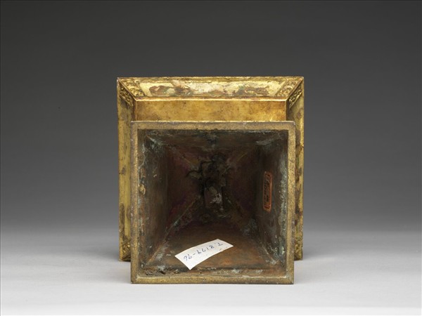 銅鍍金嵌玉及青金石燭台（五供）