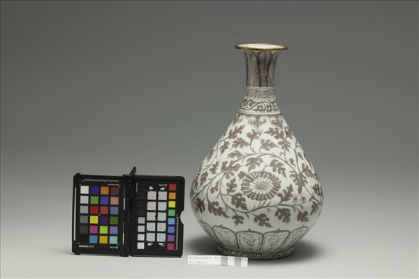 釉裡紅菊花紋玉壺春瓶