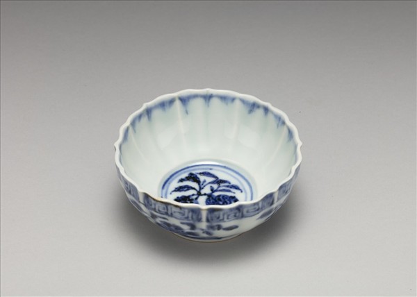 青花花果紋菱花式杯